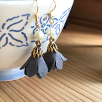 ゆらゆらお花とパールのピアス＊グレー