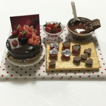 hand made ミニチュアドールハウス ハートチョコとチョコ苺ケーキセット