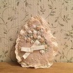 雫の形のお花がいっぱいブローチ  「しろ」