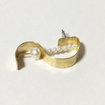 【片耳】真鍮とパールのS字ピアス
