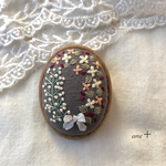 かすみ草と小花  刺繍ブローチ（木枠）☆