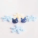 雪の結晶を閉じ込めた猫のピアス/イヤリング