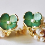 ルビーを抱いたパリの花ピアス