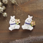 お座りミニうさちゃんとキラキラお花の　刺繍ブローチ（ネイビー）