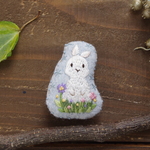 野の花からひょっこりなうさぎさん　モコモコ刺繍ブローチ
