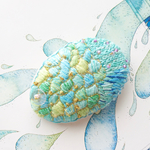 一点もの エメラルドグリーンの古代魚ブローチ アクアマリン刺繍 ビーズ  ［送料無料］ 和 着物 帯留 ヘアゴム 魚