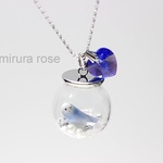 インコのガラスドームネックレス✳︎スワロフスキー✳︎天然石✳︎ヒスイ✳︎ローズクォーツ✳︎セキセイインコ✳︎クリスマスにも