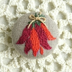 唐辛子の刺繍ブローチ (黄)