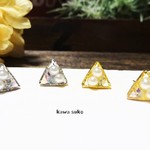 ステンレスピアス　パール2粒の小さいキラキラさんかく　樹脂ピアス　樹脂ノンホールピアス