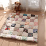 【 mom...様オーダー品 】 86cm×86cm リバティとバラ柄刺繍のコットンを合わせた四角つなぎのパッチワークマット　siemen005　