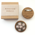 木枠刺繍ブローチ（ブラウン）