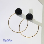 ブラックのアクリルカボションとキャッチにウェーブフープピアス