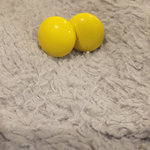 レトロなボタンピアス
