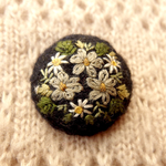 モノトーン小花のブーケ刺繍ブローチ