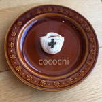 クロス柄かごバッグブローチ
