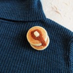 羊毛フェルト　パンケーキのブローチ
