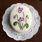 刺繍・『春を待つ』スミレのブローチ（パープル系）