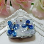【一点限定】あじさいとキラキラのピルケース  ドライフラワー 紫陽花 アジサイ 青 白 紫 ビジュー ラメ レジン パール ピルケース 小物入れ 鏡 限定 お花 綺麗 可愛い 