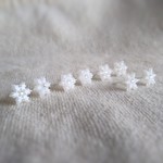 雪の結晶と一粒スワロフスキー