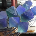 ツバメちゃん印の天然フローライト八面体標本結晶♪蛍光反応版♪