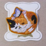 刺繍ブローチ　猫　＊春待ちねこ　三毛＊