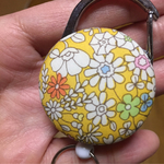 リバティ布のマカロン型リールキーホルダー
