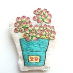 乙女心の刺繍ブローチ※水色鉢(チャーム変更可)