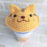 ふた猫【茶トラ】～カップ麺のふた押さえます！