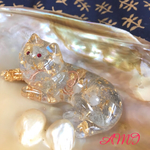 金の手のネコ