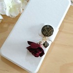 F82）iPhone★ゴールドラメとボルドーのお花タッセルのiPhoneケース