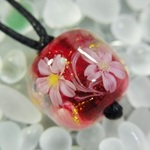 桜小玉のネックレス　金赤マーブルに金箔散らし