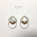 ホワイト ガラスタイル ビーズ刺繍 フープ ピアス/イヤリング