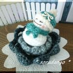 お花の中で眠る雪だるまの赤ちゃん（青緑）
