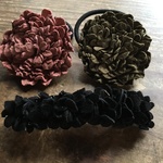 【 o様ご予約品】革花のヘアゴム２点とバレッタ
