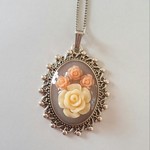 カメオ風バラのネックレス　クリーム系　薔薇　ローズ