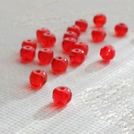 赤い実たち　チェコビーズ　3X5mm　20個