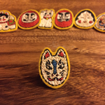 狐のお面の刺繍ブローチ