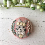 【ブローチorヘアゴムorパッチンピン】うさぎ刺繍　 いちごみるくa