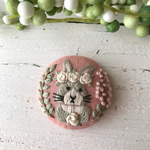 【ブローチ　or　ヘアゴム】うさぎ刺繍　 いちごみるくb