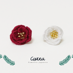 紅白椿の刺繍ピアス