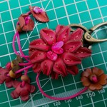 優しいピンク色 革花(レザーフラワー) 本革手作り300円,バッグチャーム キーホルダー 革職人のハンドメイド屋 本革細工 レザークラフト雑貨 