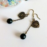 ブラックパールとアンティークハートのピアス