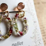 ブラウン×お花のオーバルピアス