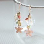 min801522様オーダー品【さくら、咲く】 シェルの桜2輪とリーフのイヤリング/p399