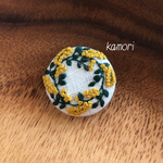手刺繍くるみボタン (ミモザリース⁂白)
