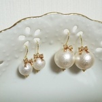 パールとリボンチャームのシンプルピアス・イヤリング