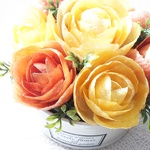 ブリキに可愛いらしくも贅沢にふんだんに薔薇を