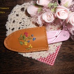 はさみのおうち・牛革・お花刺繍の糸切りハサミケース。