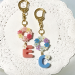 選べる2カラー☆イニシャル入り！flowerリースキーホルダー