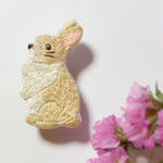 【再販2】見上げるうさぎの刺繍ブローチ